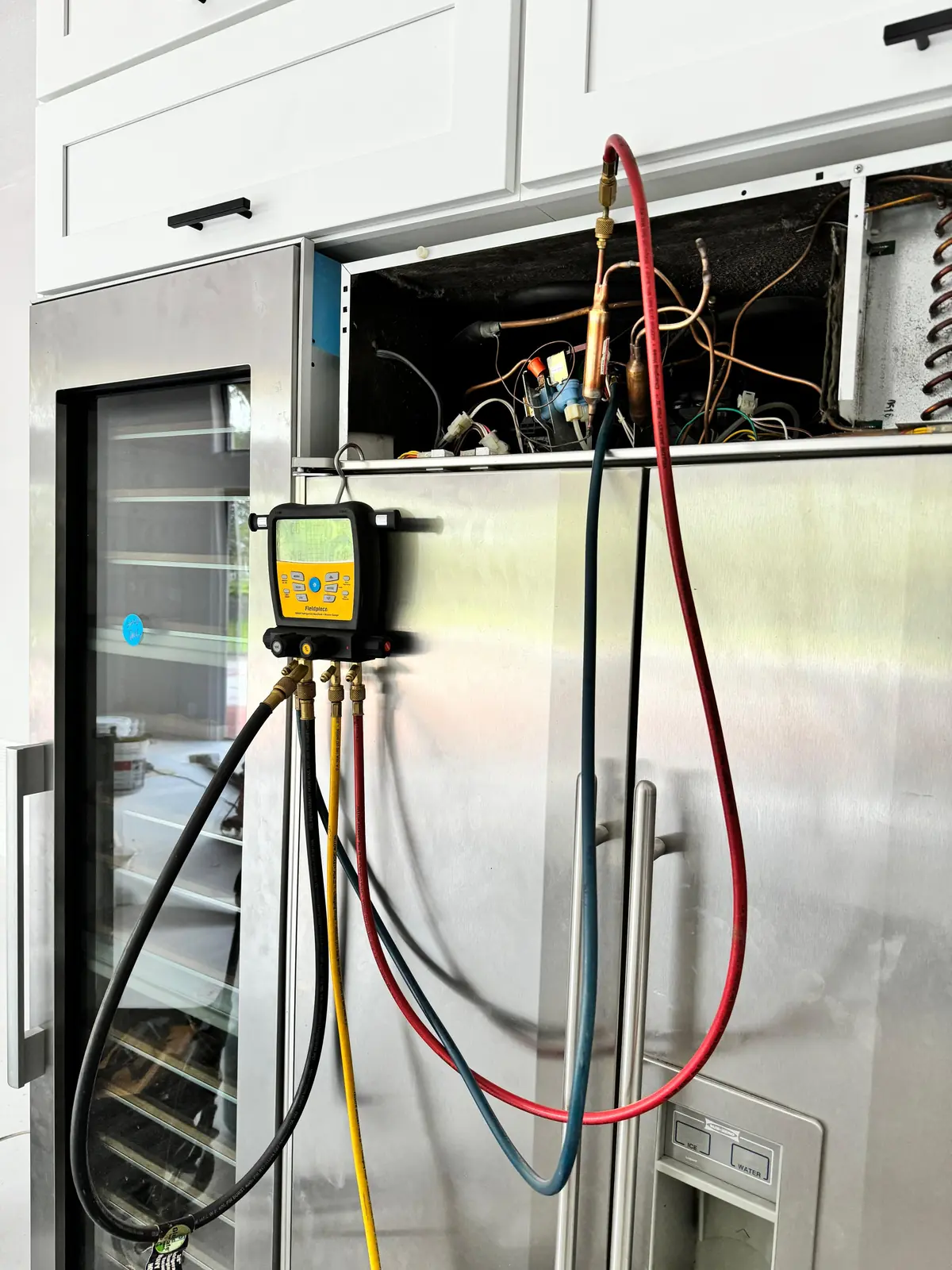 Digital manifold gauges connected to a built-in refrigerator